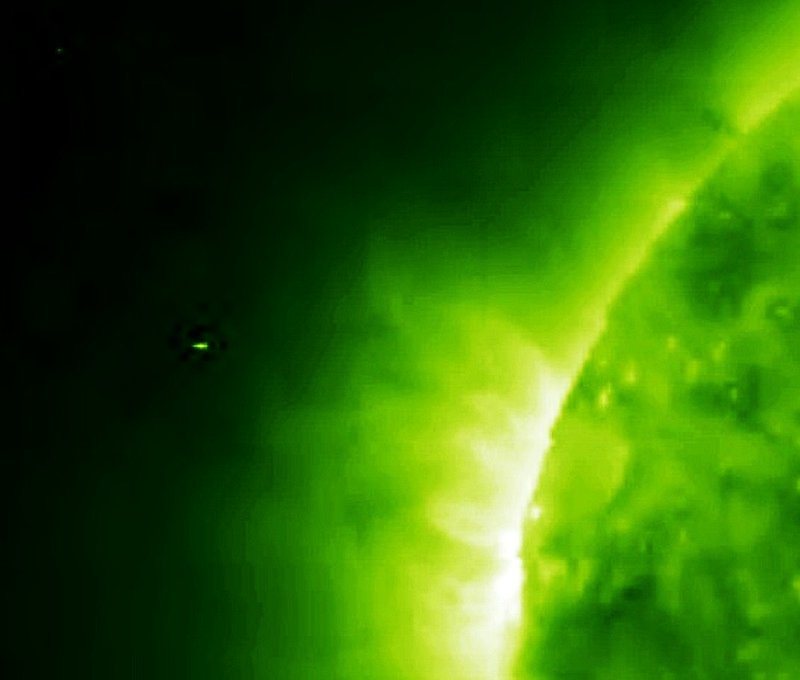 7-3-11     00.36 ZULU     STEREO SATELLITE IMAGE OF SUN AND UFO--KEN PFEIFER--NASA COPYRIGHT.jpg :: 711