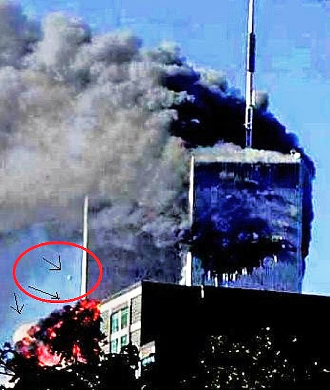 9-11-01 MANHATTAN NEW YORK -- WORLD TRADE CENTER UFO--.jpg :: 4