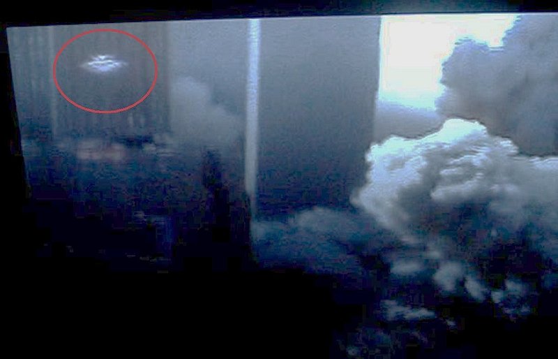 9-11-2001 WORLD TRADE CANTER--NEW YORK--STRANGE IMAGES--BARTELLI--FLICKR.COM--PIC 4...jpg :: 4