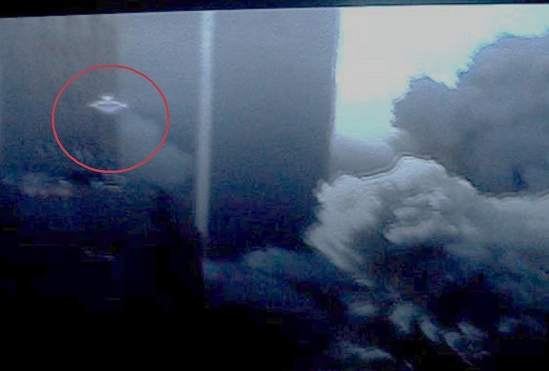 9-11-2001 WORLD TRADE CENTER--NEW YORK--STRANGE IMAGES--BARTELLI--FLICKR.COM--PIC 2...jpg :: 4