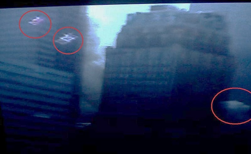 9-11-2001 WORLD TRADE CENTER--NEW YORK--STRANGE IMAGES--BARTELLI--FLICKR.COM--PIC 3...jpg :: 4