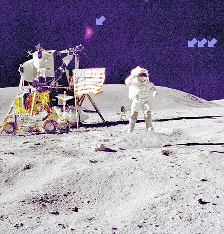 MOON--ARROWS SHOW OBJECT AND RAZOR CROPPING OF PHOTO.jpg :: 311