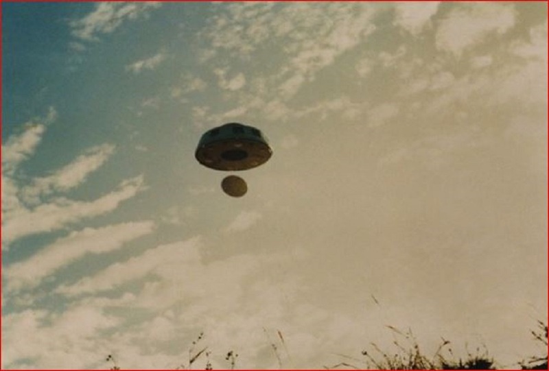 March 10 1993 - Maslin Beach Australia-UFO EVIDENCEORG-3.jpg
