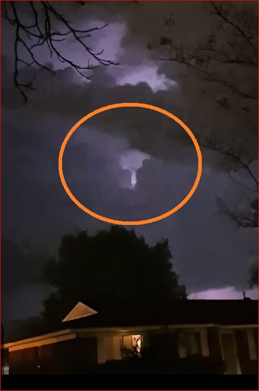 STRANGE--THUNDERSTORM IN LOUISIANA--CHERYL HOLLAND PHOTOGRAPHER.jpg