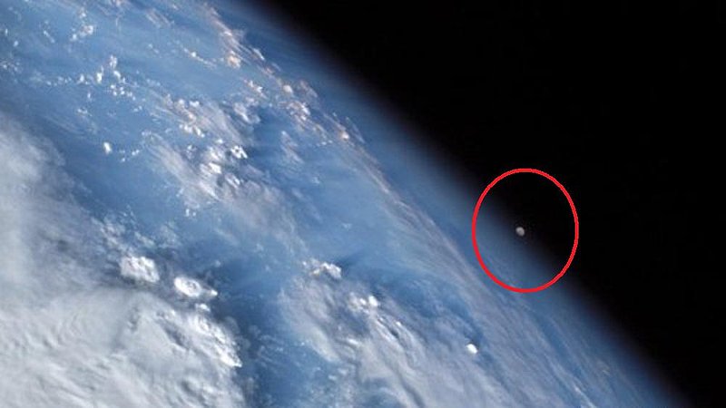 UFO IN THE UPPER ATMOSPHERE1.jpg :: X